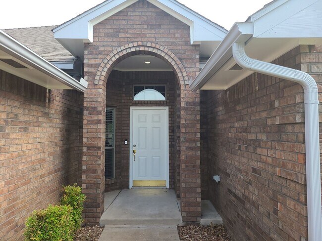 Building Photo - 4 bed, 2 bath ,3 car with storm shelter! B...