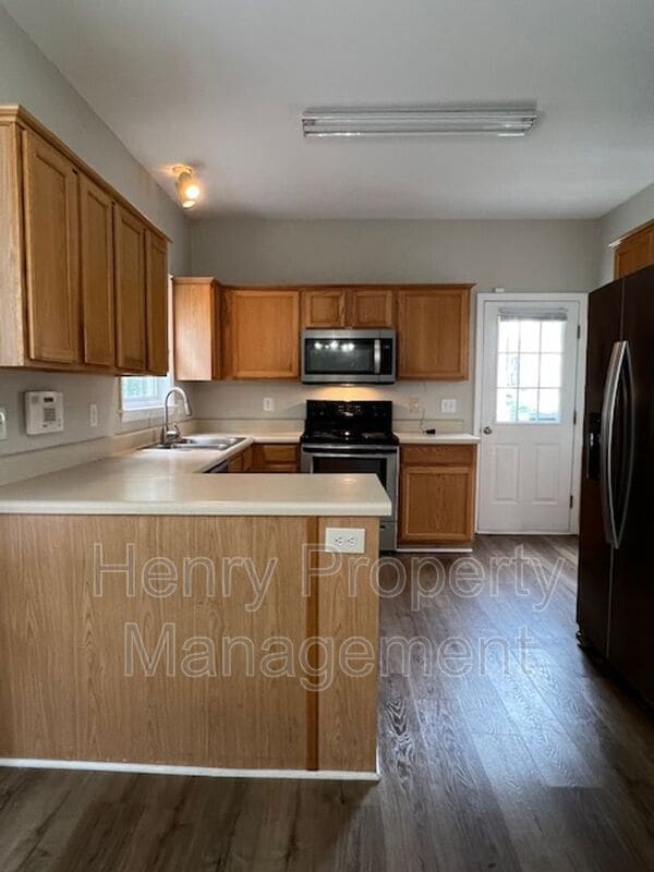Foto del edificio - 5716 Brookshadow Dr
