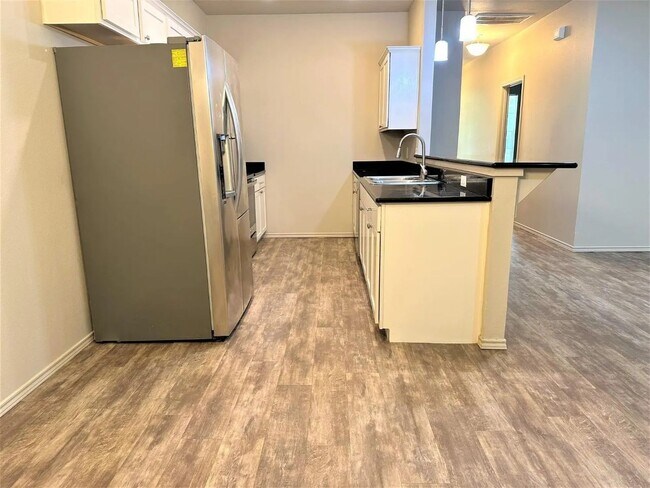 Building Photo - Stunning townhome close to Texas Tech