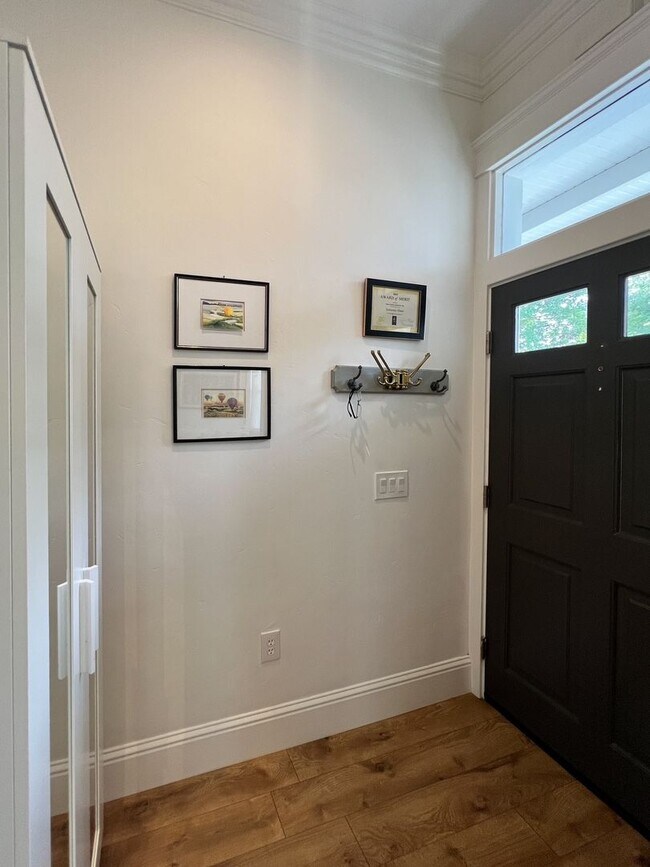 Foto del edificio - Beautifully Updated Two Bedroom Downtown V...