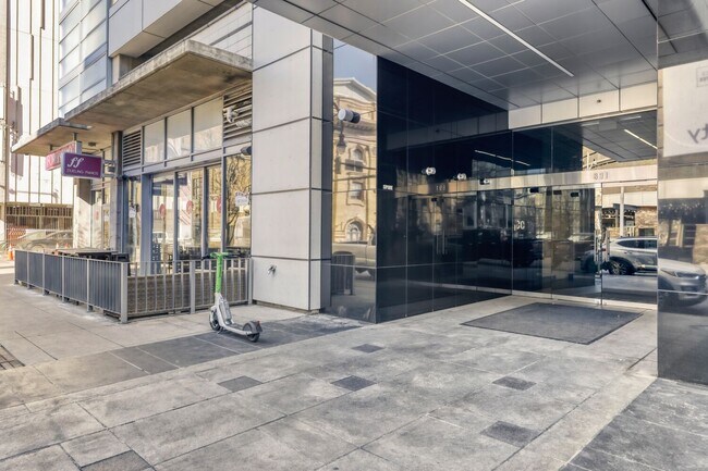 Building Photo - 38th Floor Spire Stunner!