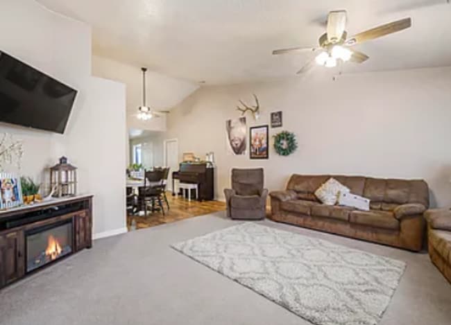 Building Photo - Charming Townhome Close to Shopping and Hospital