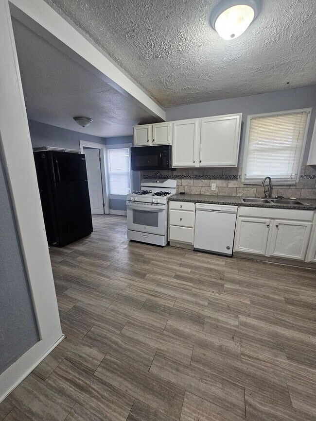 Building Photo - MOVE IN SPECIAL! There is a $25 fee per application and everyone over 18 needs to fill out their ...