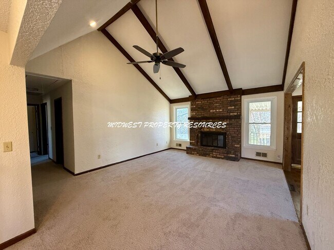 Foto del edificio - Amazing 3 Bedroom Home - Blue Springs Schools!