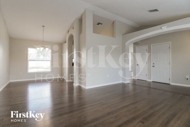 Building Photo - 2800 Fifer Dr
