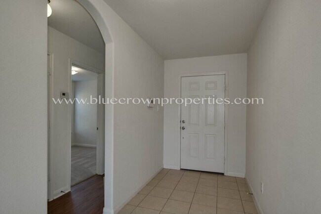 Building Photo - 2221 Meadow Dr