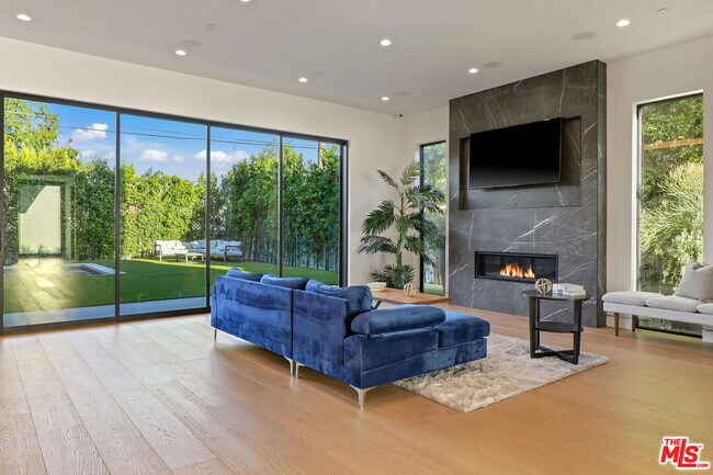 Building Photo - 4846 Tyrone Ave