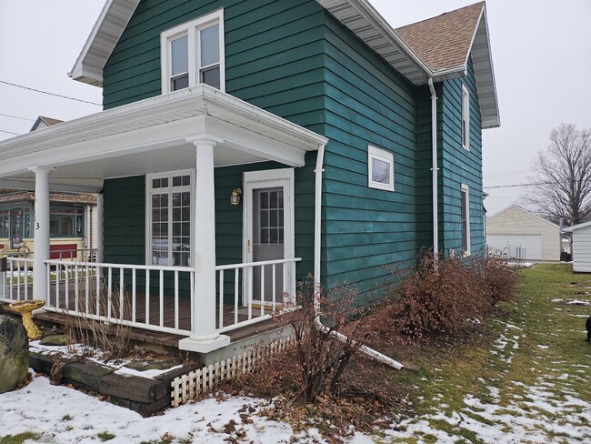 Building Photo - "Cozy 1-Bedroom Upper Duplex