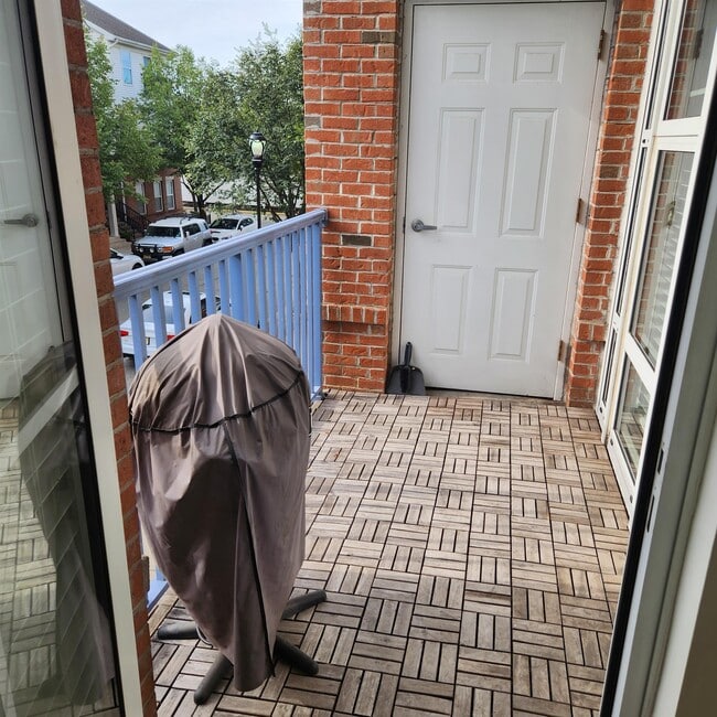 Building Photo - 3 GREENWICH Dr