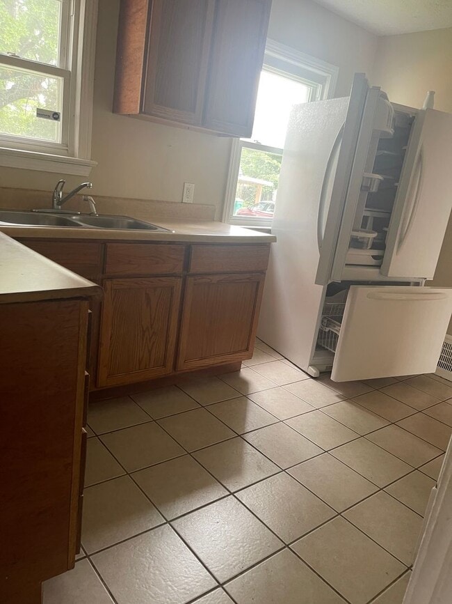 Building Photo - Single Family Home 3 beds 1 bath Available...