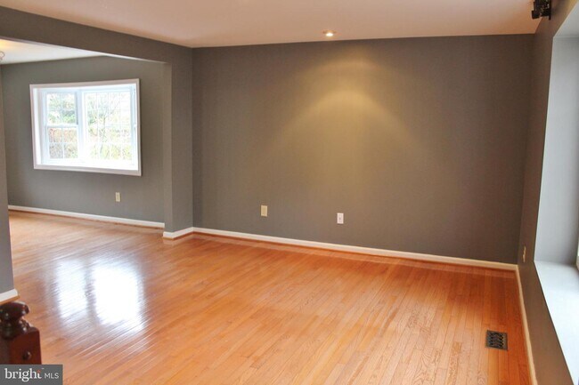 Foto del edificio - Large updated colonial with a one-car garage nestled at the end of a peaceful cul-de-sac!