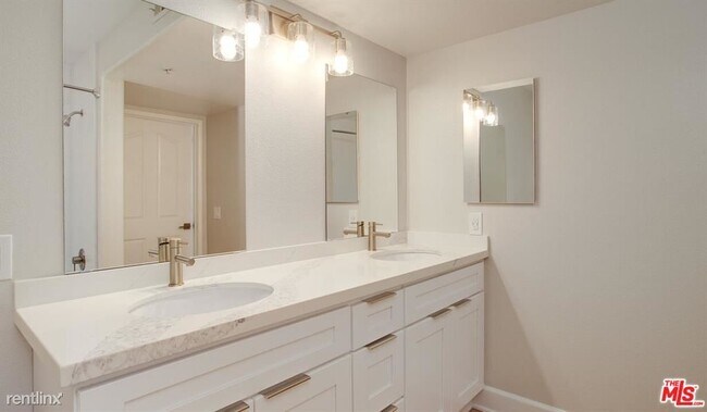 Building Photo - 2 br, 2 bath Condo - 5553 W 6th St Apt 2312