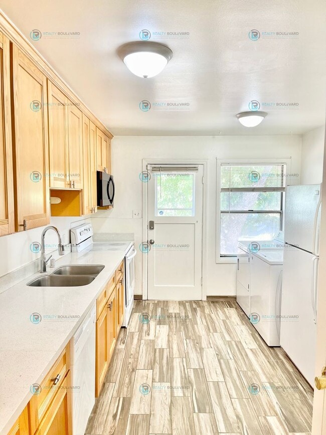 Building Photo - Rent Special:$300 off first months rent!!!...
