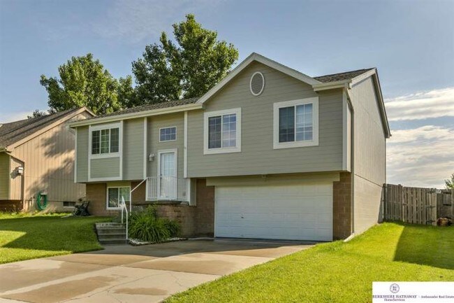 Building Photo - 3 bedroom in Omaha NE 68116