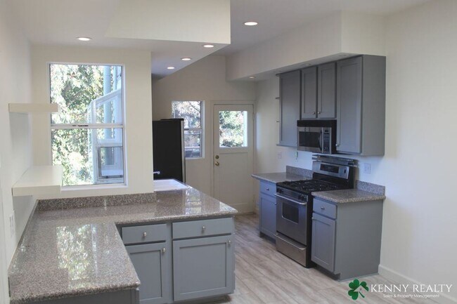 Foto del edificio - Coming Soon: Top Floor Flat with Updated K...