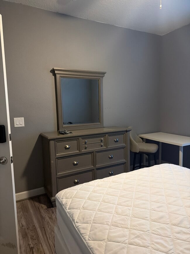 Incluye una cómoda y un escritorio de trabajo. - 10433 Waterstone Dr