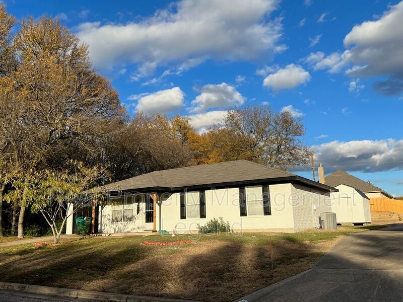 Primary Photo - 701 S Valentine Dr