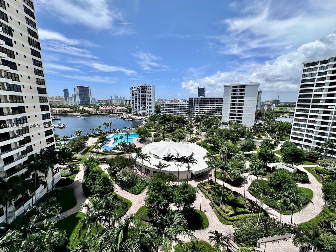 Foto principal - 2500 Parkview Dr