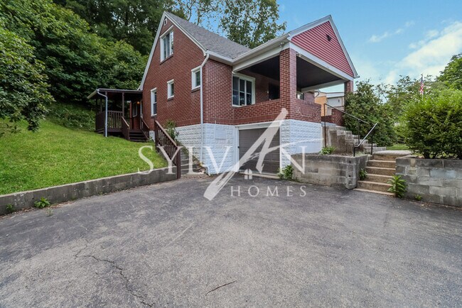 Building Photo - The living is easy in this 3 bedroom, 2 ba...