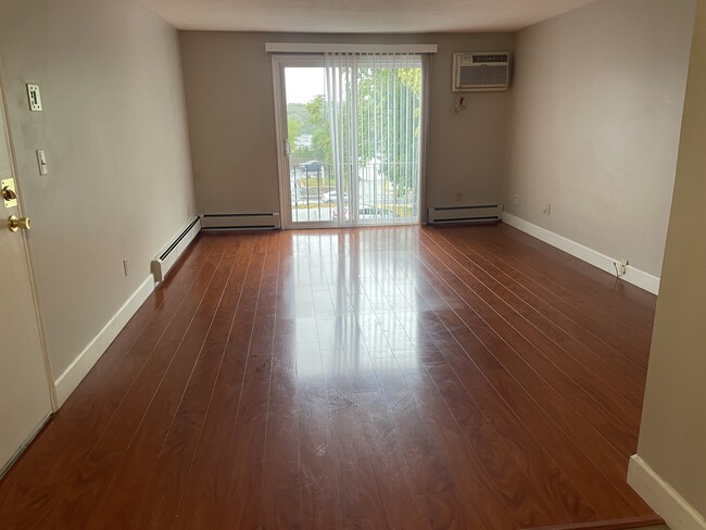 Foto del edificio - 215 Mammoth Rd