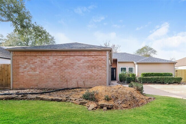 Foto del edificio - 4719 Hidden Springs Dr