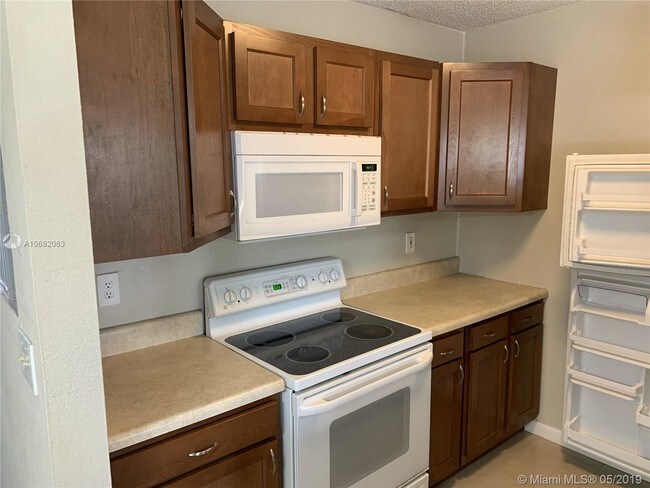Building Photo - 1416 Meadows Cir W
