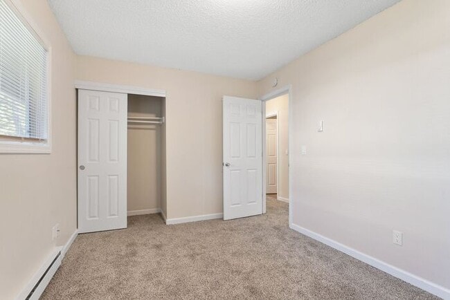 Building Photo - 2 Bedroom Home, pets welcome!!