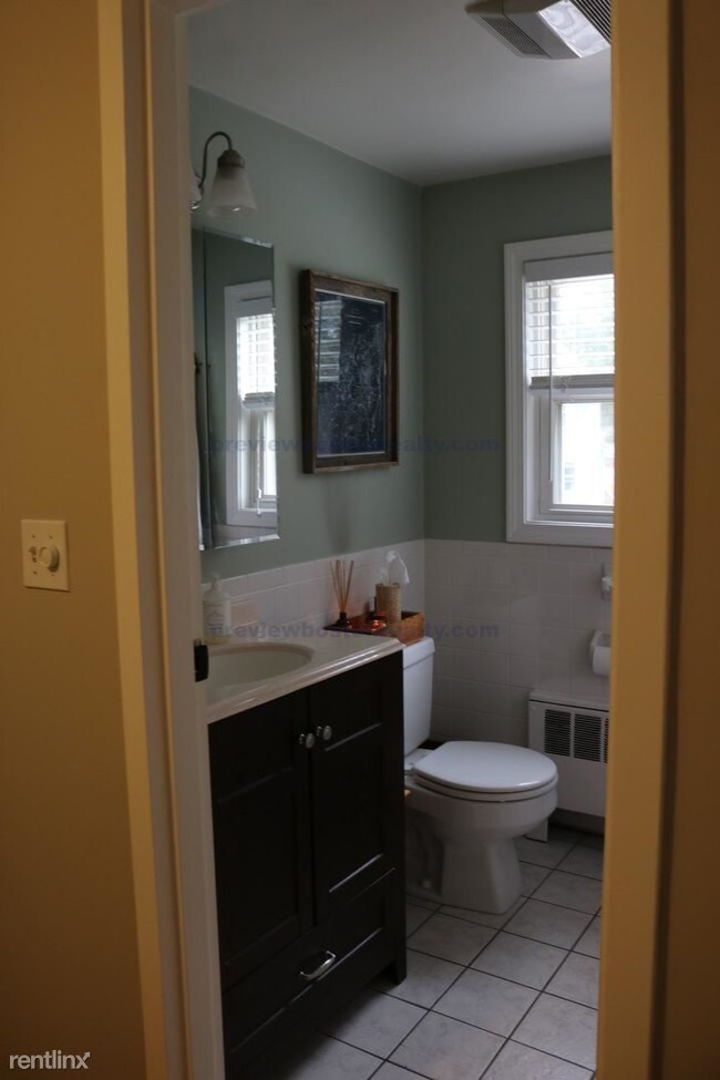 Building Photo - 118 Rowe St