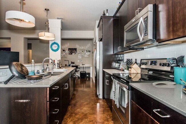 Building Photo - * MOVE IN SUMMER 07/01/2027 * 6 Bed 4 Bath...