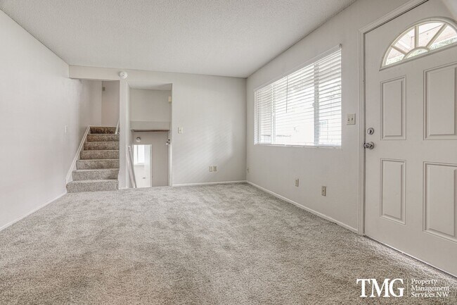 Foto del edificio - Great duplex downtown that also includes p...