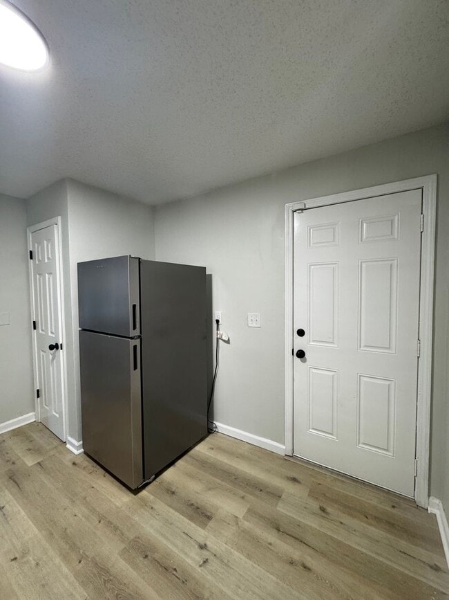 Building Photo - 3bed/2bath freshly renovated home!