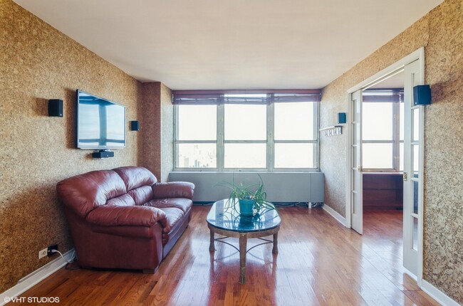 Foto del edificio - 655 W Irving Park Rd