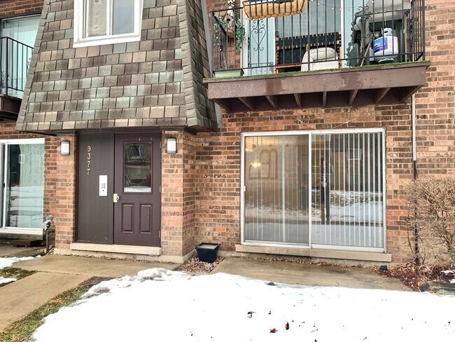 Building Photo - 9377 Bay Colony Dr