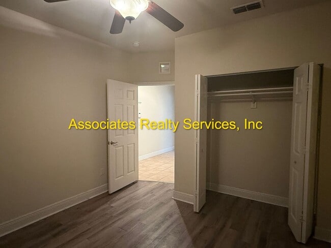 Building Photo - Lionsgate  #214