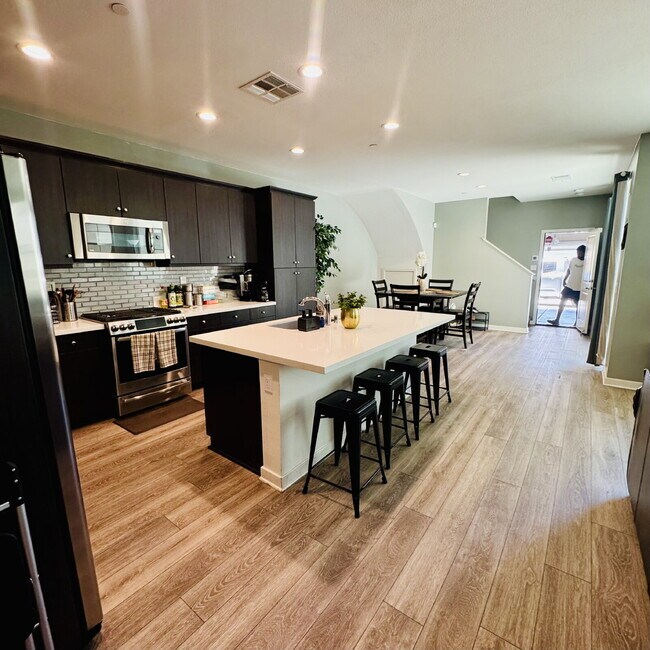 Foto del edificio - Need Roommates to afford an elegant lifestyle?