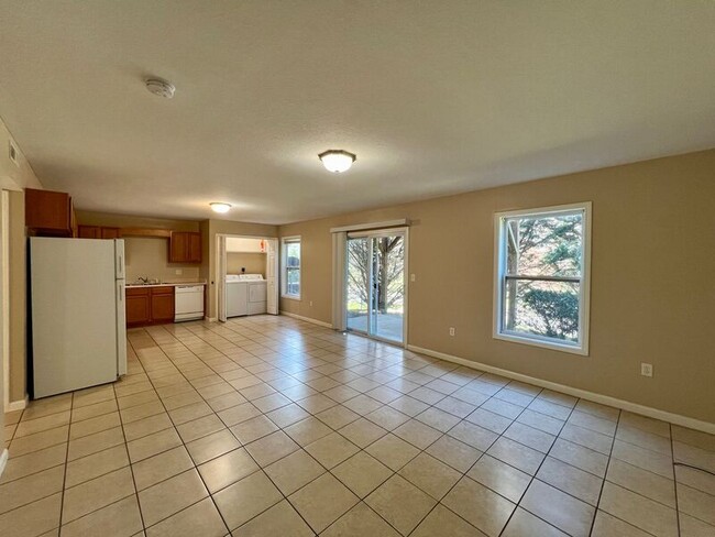 Building Photo - 2 Zell Ln