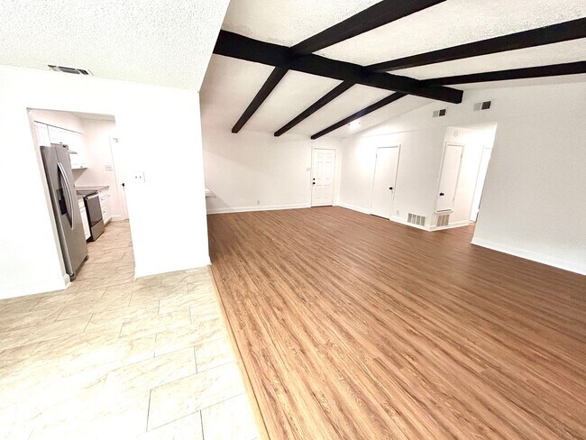 Foto del edificio - *COMING SOON* 3BR/2BA with Fireplace & 2-Car Garage!
