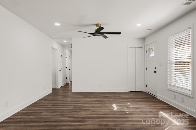 Building Photo - 815 Sharon Dr