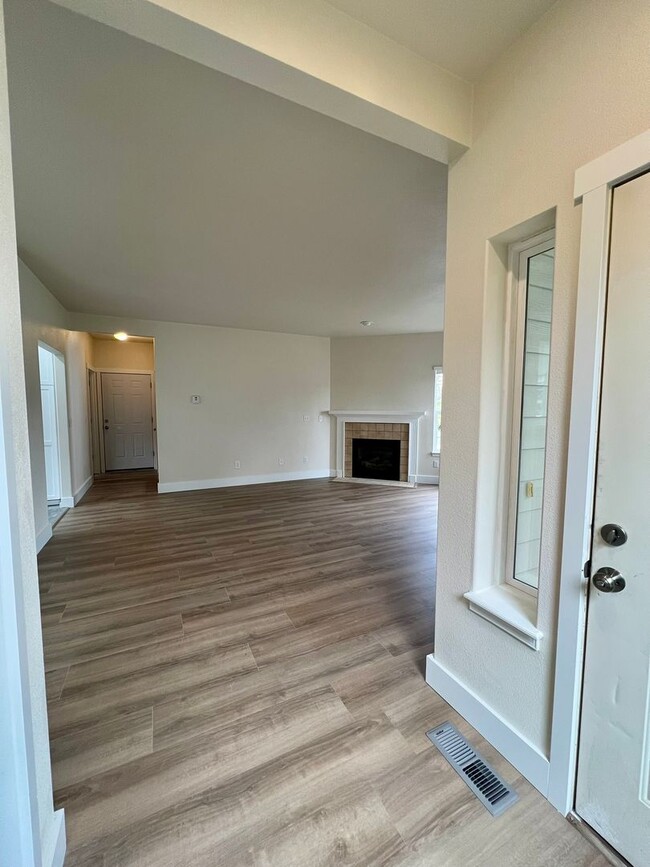 Building Photo - Fully Remodeled  3 BD + Den