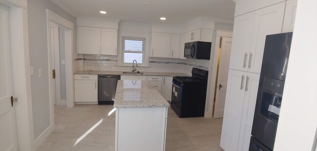 Photo - ***Please Respond Directly to the Online L... House