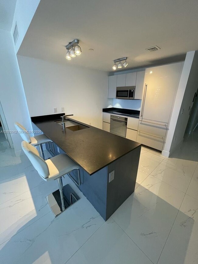 Building Photo - 1010 Brickell Ave
