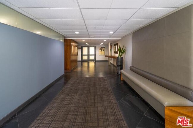 Building Photo - 750 N Kings Rd