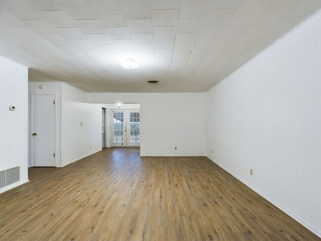 Foto del edificio - 100 NW Hills Dr