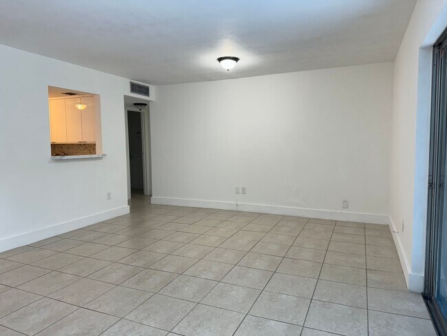 Foto del edificio - For Rent - Recently Remodeled 1/1 Condo - Great location in Kendall - $1,650