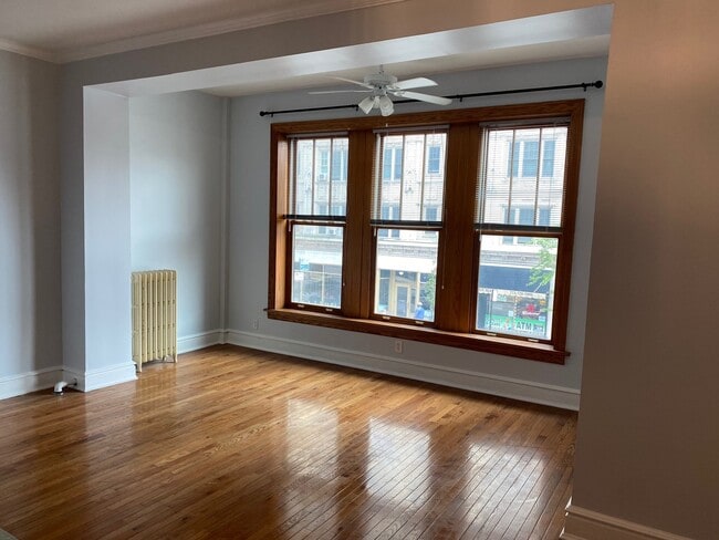 Building Photo - 1048 W Bryn Mawr Ave