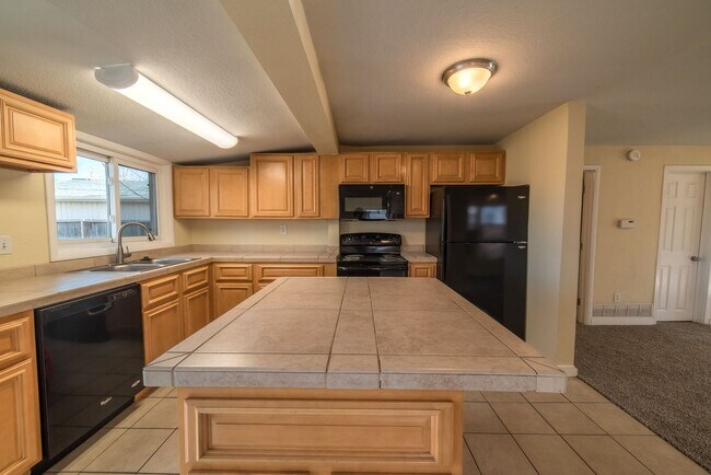 Foto del edificio - 3-bed, 2-bath home with large back yard