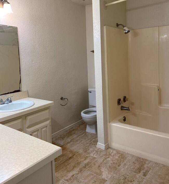 Foto del edificio - 2 bed 1 bath condo apartment
