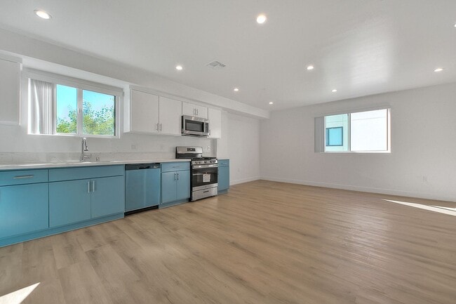 Building Photo - 5850 Vineland Ave