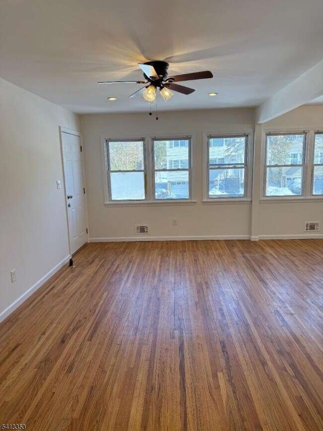 Foto del edificio - 18 Cooper Dr