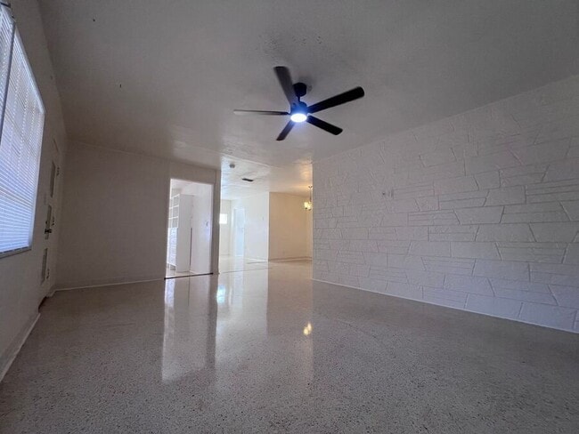 Foto del edificio - 2525 Maple Ave